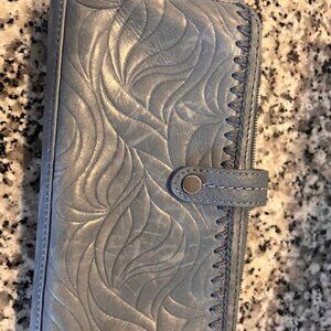 THE SAK WALLET WRISTLET W/CROSSBODY STRAP  BLUE